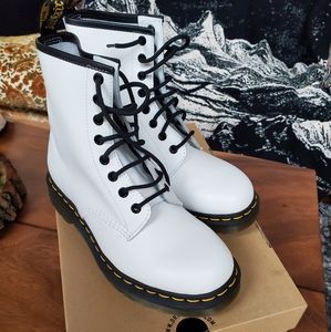 *NWOT* Dr Martens 1460 White 8 Eye Boots